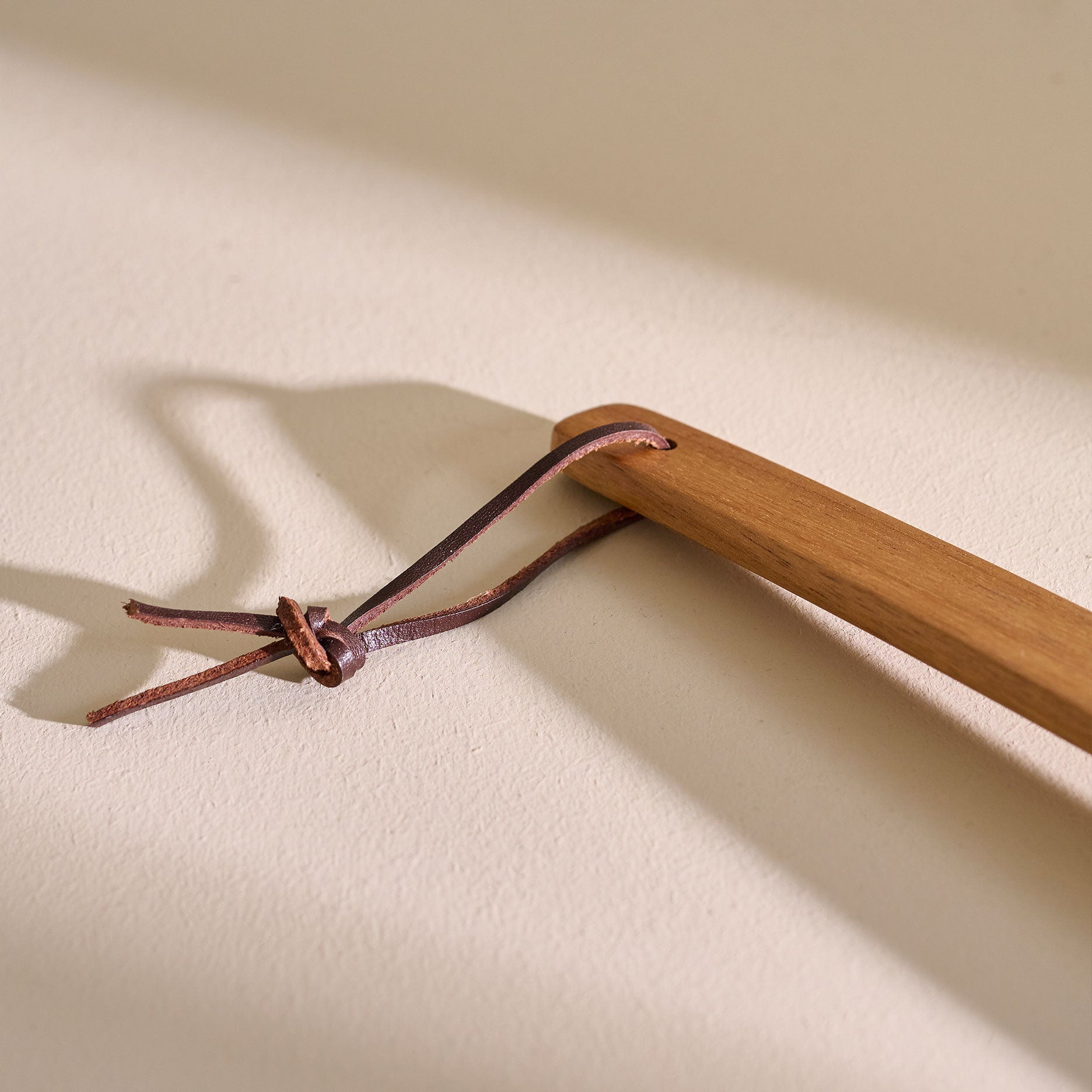 Auri Schuhanzieher aus Akazienholz